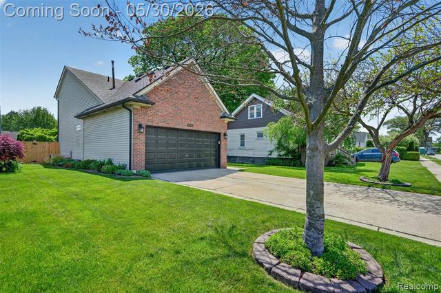 18364 Beechwood Street, Roseville, MI 48066