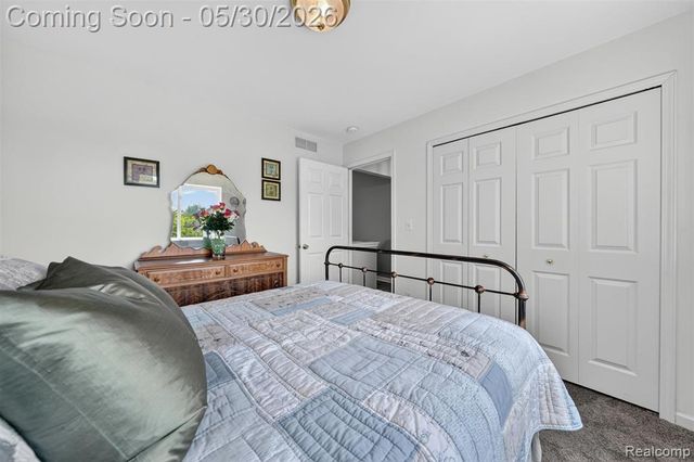 18364 Beechwood Street, Roseville, MI 48066
