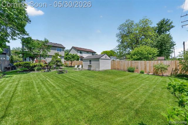 18364 Beechwood Street, Roseville, MI 48066