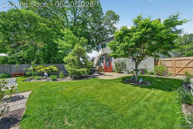 18364 Beechwood Street, Roseville, MI 48066
