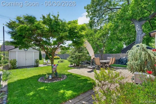 18364 Beechwood Street, Roseville, MI 48066