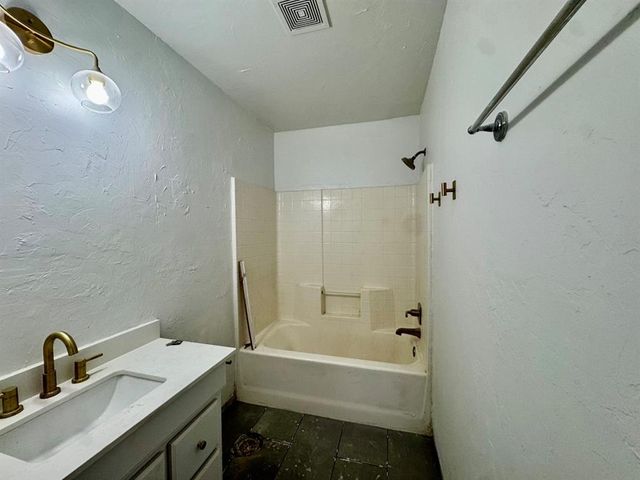 223 W 6th Street, Edmond, OK 73003