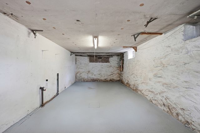 18 Maple St, Auburn, MA 01501