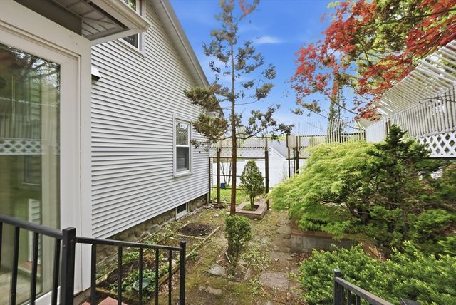 18 Maple St, Auburn, MA 01501