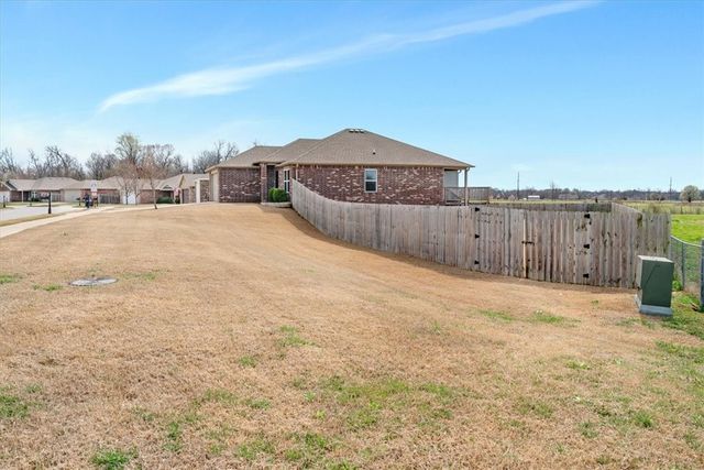 7931 Bridgegate Avenue, Springdale, AR 72762