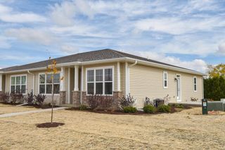 615 Hunter Oaks BOULEVARD #B, Watertown, WI 53094