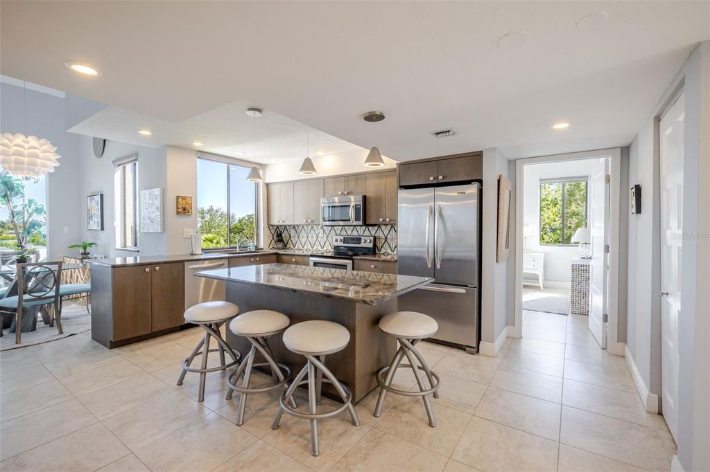 Image 6 of property listing at 6285 MIDNIGHT PASS ROAD 307, Sarasota, FL 34242