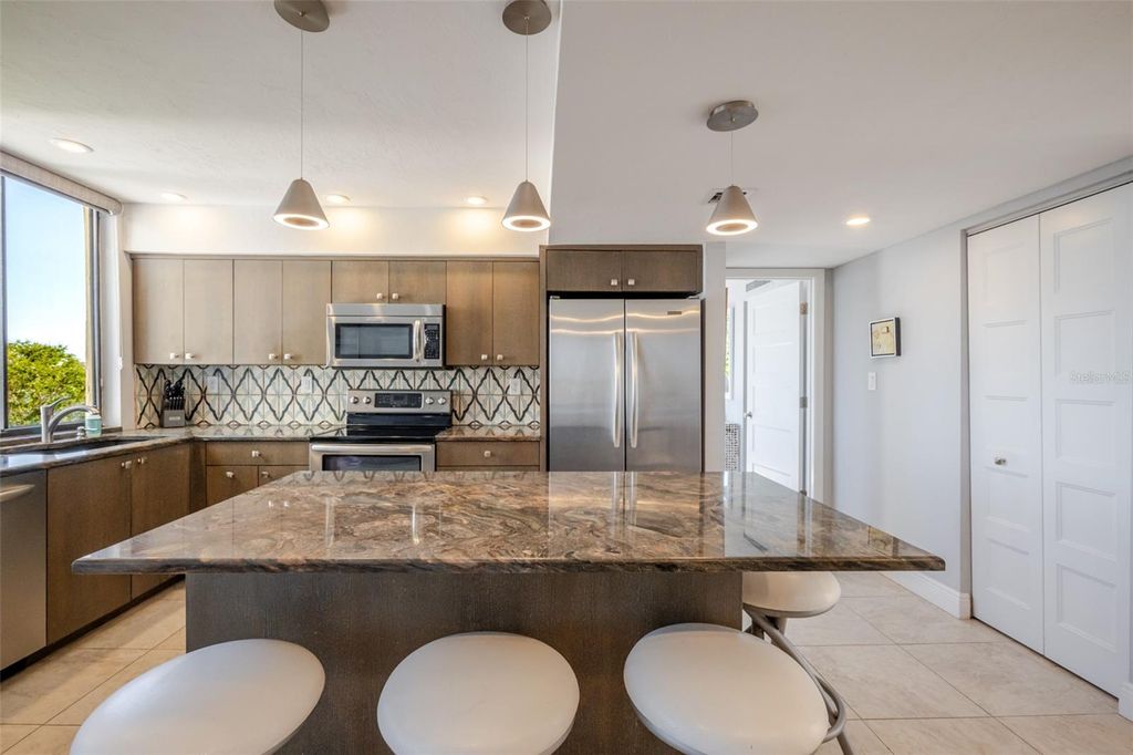 Image 7 of property listing at 6285 MIDNIGHT PASS ROAD 307, Sarasota, FL 34242