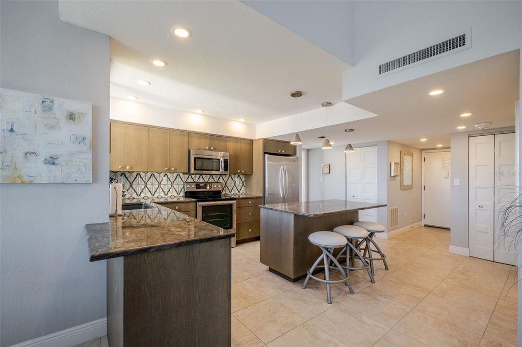 Image 8 of property listing at 6285 MIDNIGHT PASS ROAD 307, Sarasota, FL 34242