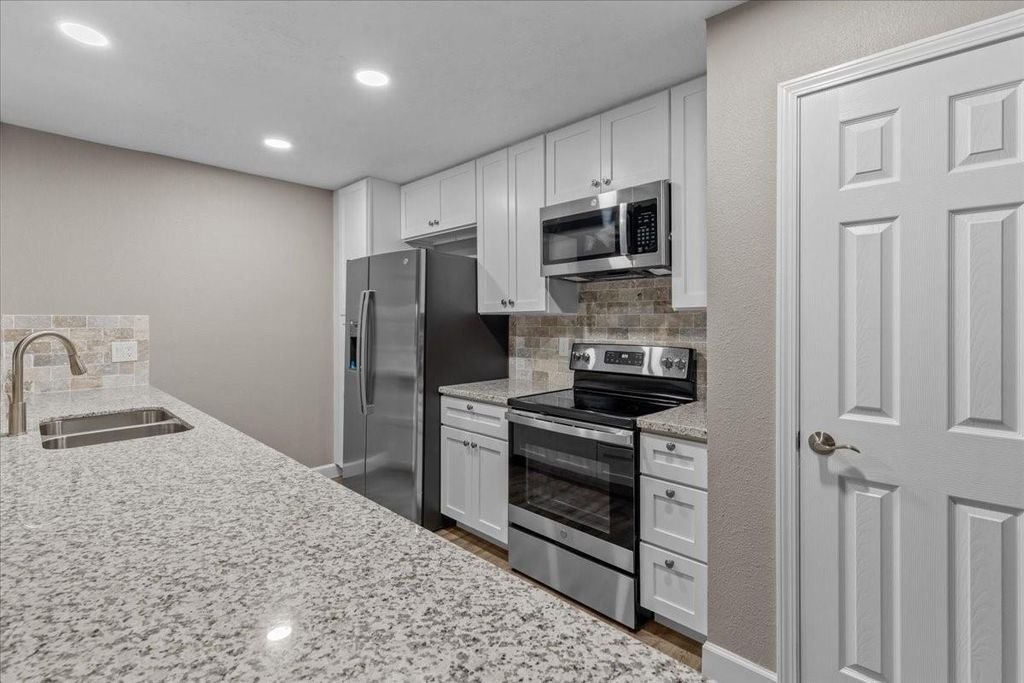 9426 Willow Wood Lane, Houston, TX 77086