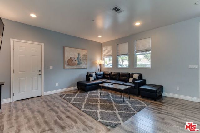 16001 WYANDOTTE Street, Van Nuys (los Angeles), CA 91406