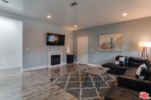 16001 WYANDOTTE Street, Van Nuys (los Angeles), CA 91406