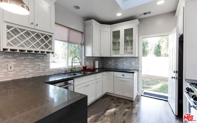 16001 WYANDOTTE Street, Van Nuys (los Angeles), CA 91406