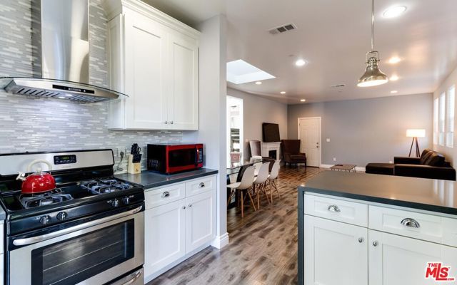 16001 WYANDOTTE Street, Van Nuys (los Angeles), CA 91406