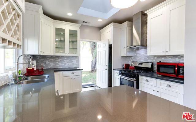 16001 WYANDOTTE Street, Van Nuys (los Angeles), CA 91406