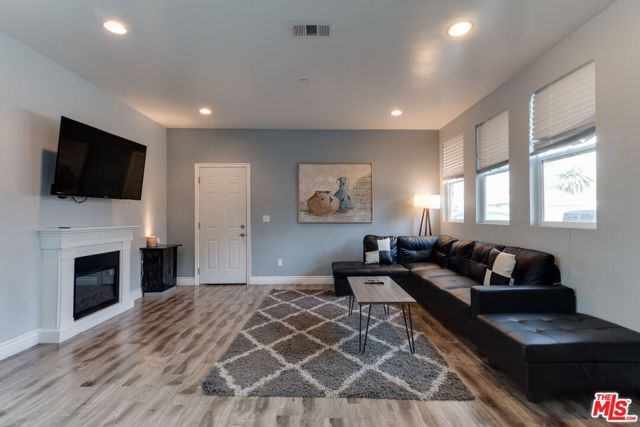 16001 WYANDOTTE Street, Van Nuys (los Angeles), CA 91406