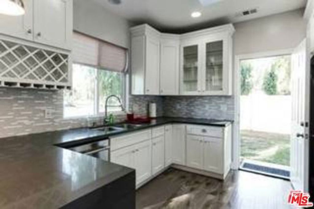 16001 WYANDOTTE Street, Van Nuys (los Angeles), CA 91406