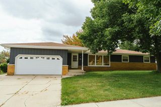 2157 W Henry AVENUE, Milwaukee, WI 53221