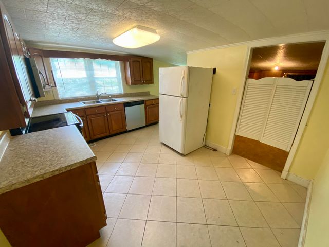 136 State Garage Road, Stearns, KY 42647