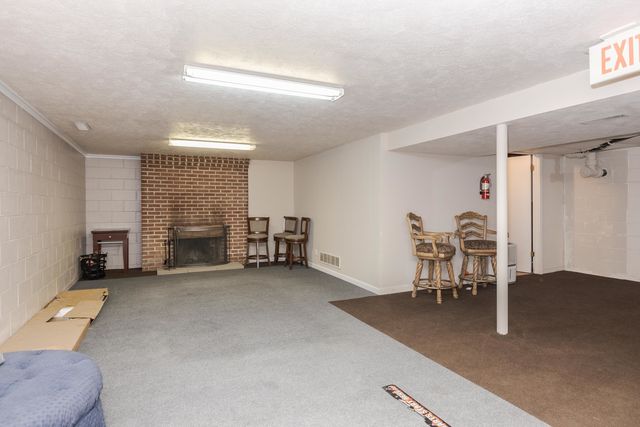 1006 Maple Hill Road, Bloomington, IL 61705