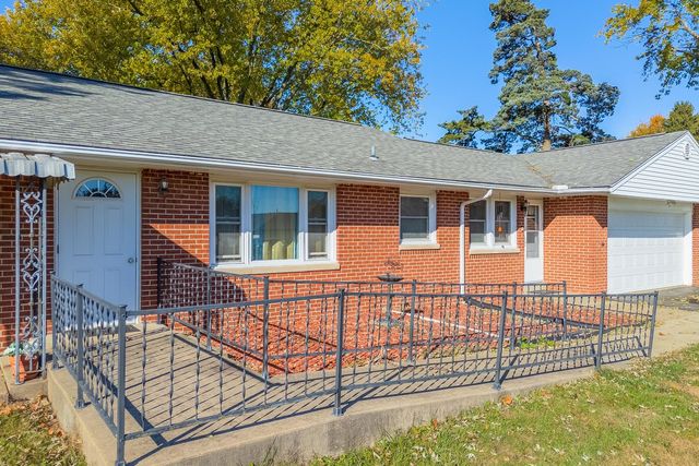 1006 Maple Hill Road, Bloomington, IL 61705