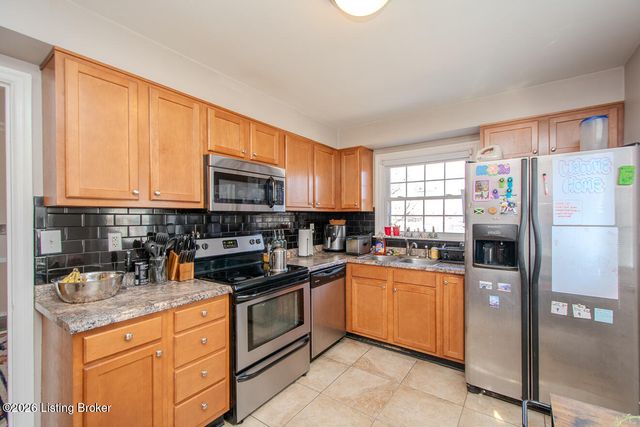 3721 Glenmeade Rd, Louisville, KY 40218