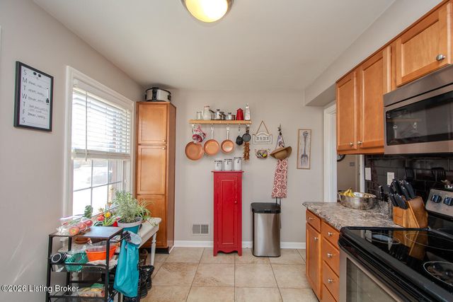 3721 Glenmeade Rd, Louisville, KY 40218