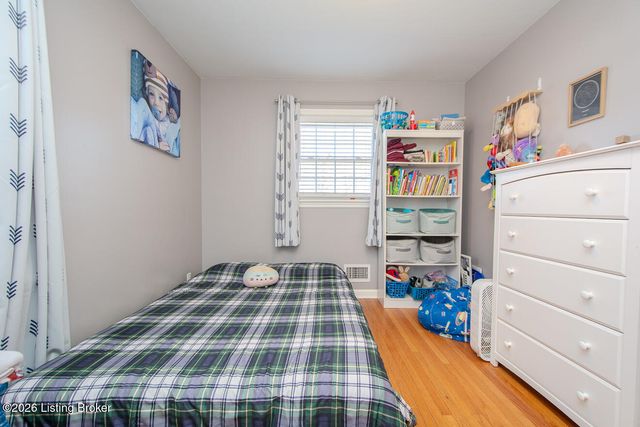 3721 Glenmeade Rd, Louisville, KY 40218