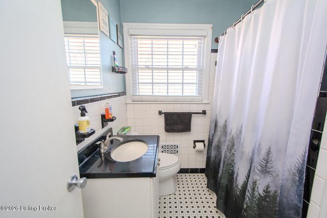 3721 Glenmeade Rd, Louisville, KY 40218