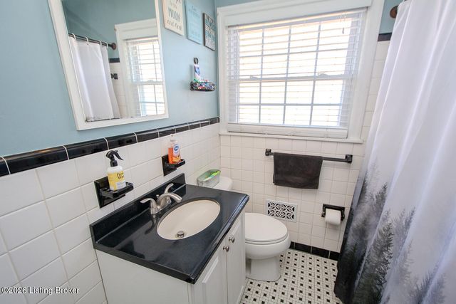 3721 Glenmeade Rd, Louisville, KY 40218