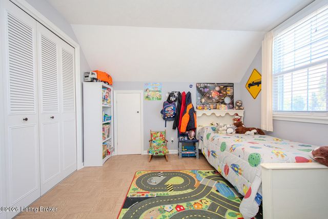 3721 Glenmeade Rd, Louisville, KY 40218