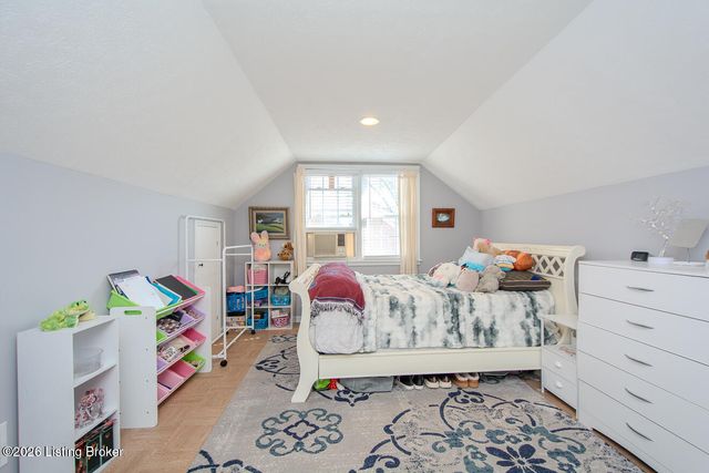 3721 Glenmeade Rd, Louisville, KY 40218