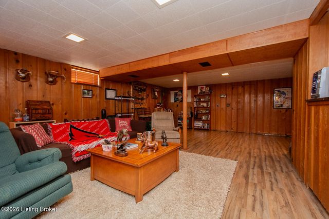 3721 Glenmeade Rd, Louisville, KY 40218