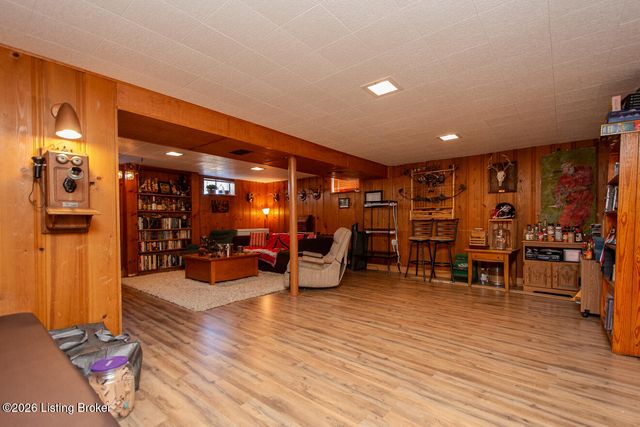 3721 Glenmeade Rd, Louisville, KY 40218