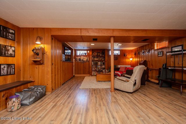 3721 Glenmeade Rd, Louisville, KY 40218