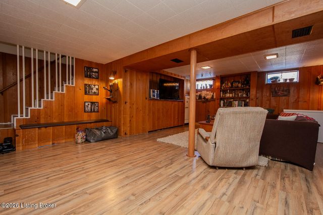 3721 Glenmeade Rd, Louisville, KY 40218