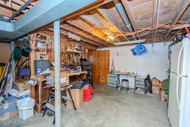 3721 Glenmeade Rd, Louisville, KY 40218