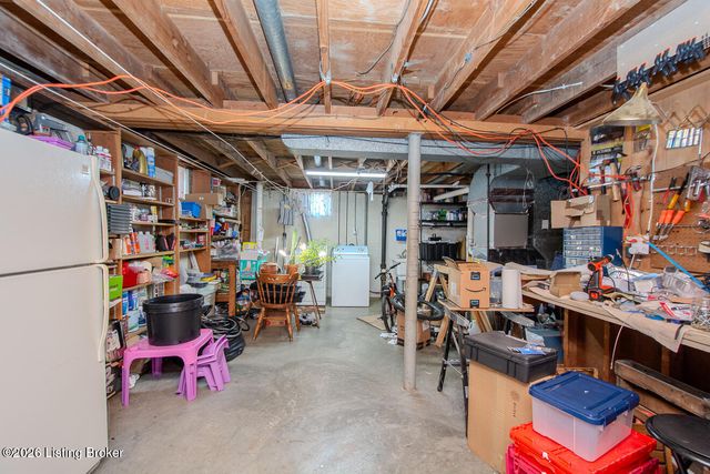 3721 Glenmeade Rd, Louisville, KY 40218