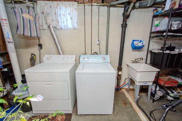 3721 Glenmeade Rd, Louisville, KY 40218