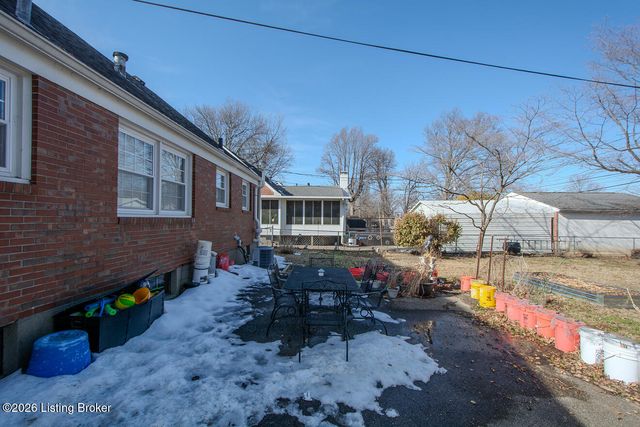 3721 Glenmeade Rd, Louisville, KY 40218