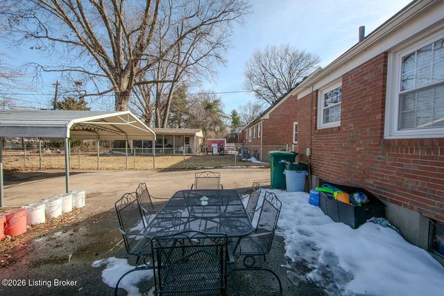 3721 Glenmeade Rd, Louisville, KY 40218