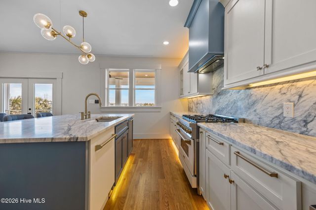 208 Radio Island Road, Morehead City, NC 28557