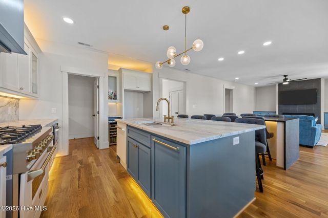 208 Radio Island Road, Morehead City, NC 28557