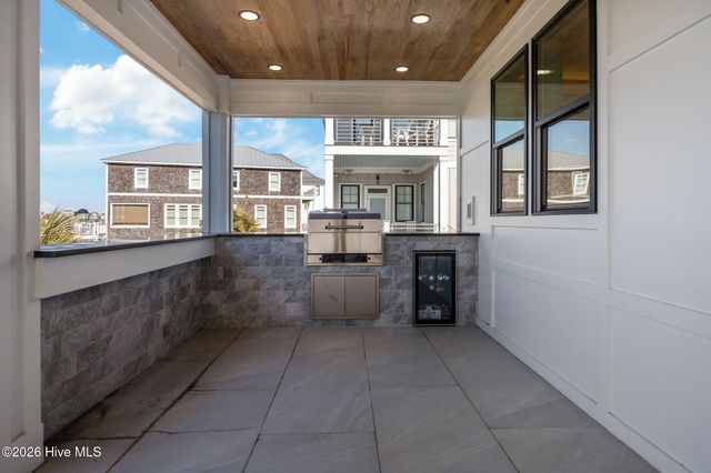 208 Radio Island Road, Morehead City, NC 28557