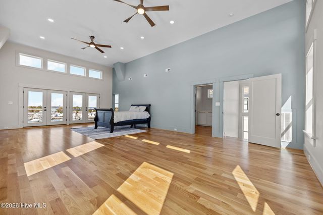 208 Radio Island Road, Morehead City, NC 28557