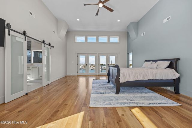 208 Radio Island Road, Morehead City, NC 28557