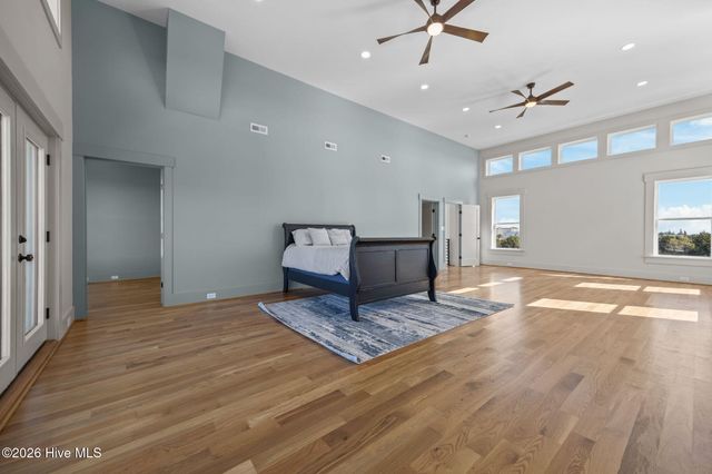 208 Radio Island Road, Morehead City, NC 28557