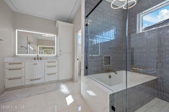 208 Radio Island Road, Morehead City, NC 28557