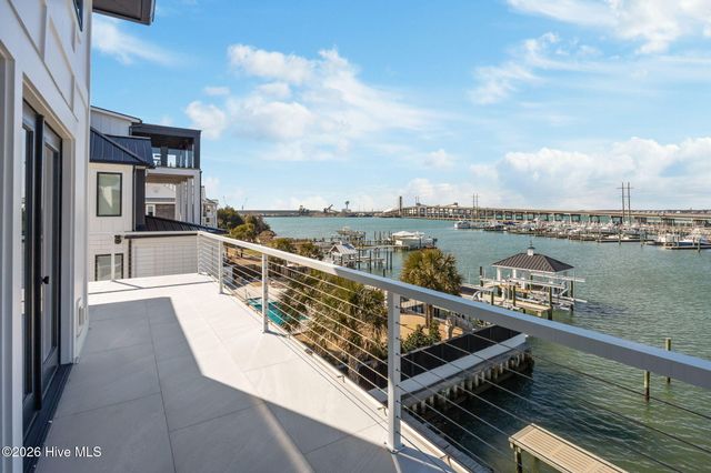 208 Radio Island Road, Morehead City, NC 28557