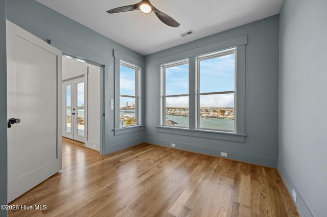 208 Radio Island Road, Morehead City, NC 28557